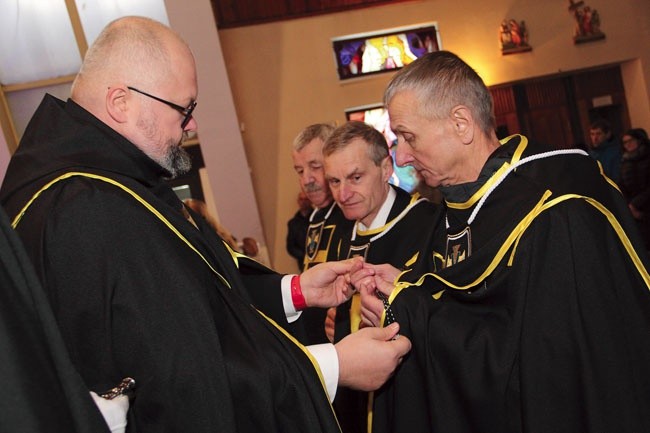 Brat K. Wąsowski wręczył nowym braciom różańce i regułę zakonną.