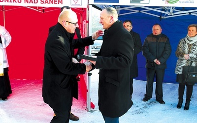 Moment przekazania kluczy do pojazdu, który będzie przewoził podopiecznych  rudnickich WTZ.