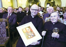 ▲	Wyróżnienie otrzymał m.in. ks. Stanisław Gurgul (z prawej); z lewej ks. Jacek Miszczak, dyrektor radia.