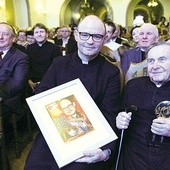 ▲	Wyróżnienie otrzymał m.in. ks. Stanisław Gurgul (z prawej); z lewej ks. Jacek Miszczak, dyrektor radia.