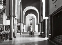 Wnętrze kościoła Matki Bożej Królowej Pokoju  we Wrocławiu. Świątynię zaprojektowali: Wacław Hryniewicz, Wojciech Jarząbek i Jan Matkowski.