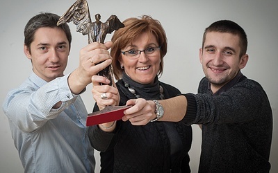 Małogościowa ekipa (od lewej: Piotr Sacha, Gabriela Szulik i Adam Śliwa) z nagrodą Totus zwaną katolickim Noblem.