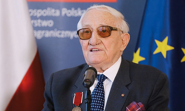 Karol Tendera był więźniem obozu Auschwitz- -Birkenau, gdzie wykorzystywano go w czasie eksperymentów medycznych.