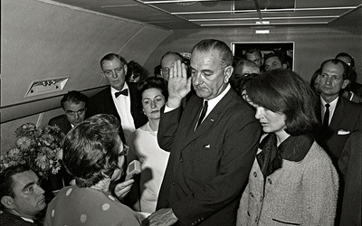 Wiceprezydent Llyndon B. Johnson składa przysięgę na pokładzie samolotu po zamachu na Johna F. Kennedy’ego. Obok żona zabitego prezydenta.