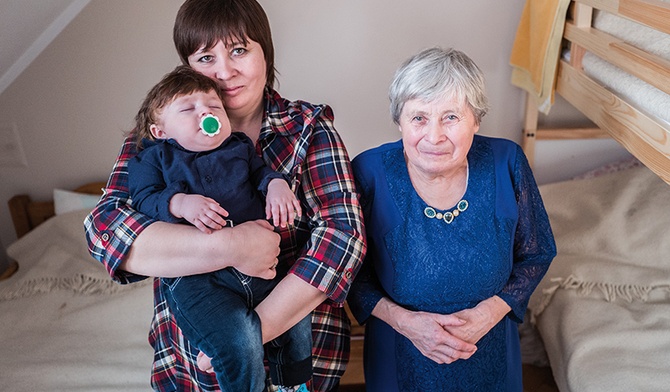 Pani Adela Popławska (z córką Tatianą i prawnuczkiem Andrzejkiem): – Szkoda, że mój tatko naszego szczęścia nie widzi...