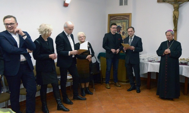Podczas spotkania sponsorom i przyjaciołom Zbigniew Skuza, prezes stowarzyszenia (drugi z prawej), wręczył pamiątkowe dyplomy