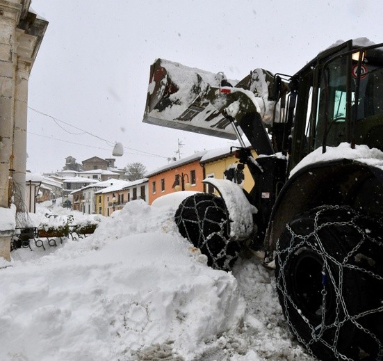 Lawina śnieżna uwięziła ludzi w hotelu
