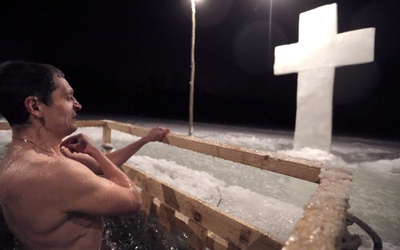 Rosja: 1,8 mln osób zanurzyło się w lodowatej wodzie