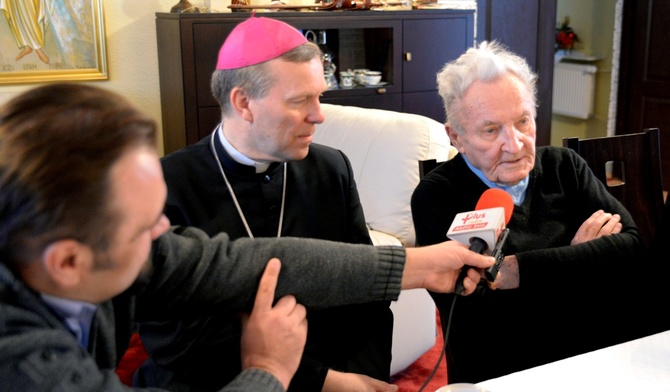 Ks. Marceli Prawica w mieszkaniu bp. Piotra Turzyńskiego udziela wywiadu mediom katolickim naszej diecezji w dniu wyjazdu do Afryki