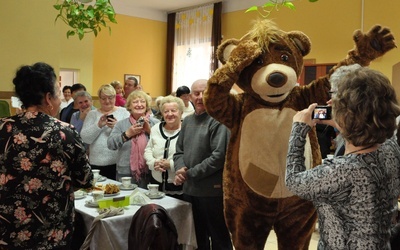 Seniorów odwiedził też zaprzyjaźniony ze szkołą Miś.