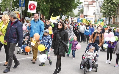 ▲	Orszaki Trzech Króli, marsze dla życia oraz nowe inicjatywy duszpasterskie w diecezji promują wartości chrześcijańskie w rodzinie. Na zdjęciu: ubiegłoroczny Marsz dla Życia i Rodziny w Ciechanowie.