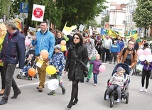 ▲	Orszaki Trzech Króli, marsze dla życia oraz nowe inicjatywy duszpasterskie w diecezji promują wartości chrześcijańskie w rodzinie. Na zdjęciu: ubiegłoroczny Marsz dla Życia i Rodziny w Ciechanowie.