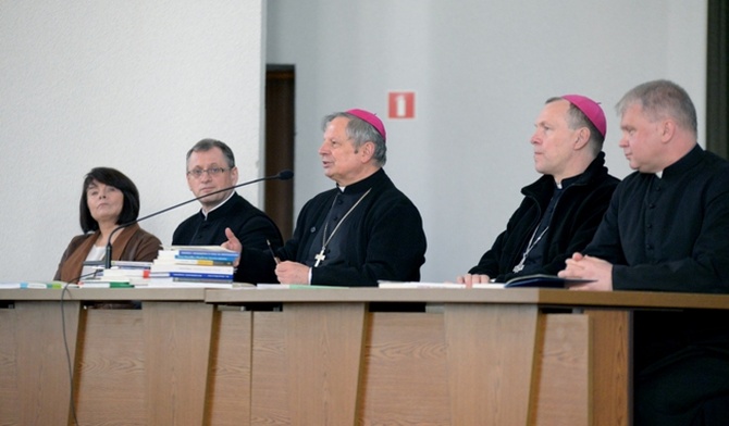 Od lewej: Bożena Rus, ks. Sławomir Adamczyk, bp Henryk Tomasik, bp Piotr Turzyński i ks. Marek Adamczyk