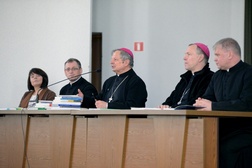 Od lewej: Bożena Rus, ks. Sławomir Adamczyk, bp Henryk Tomasik, bp Piotr Turzyński i ks. Marek Adamczyk