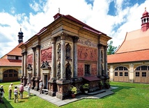 	Unikatowa  pod względem architektonicznym elewacja kaplicy loretańskiej w Rumburku jest barokową kopią włoskiego renesansowego oryginału.