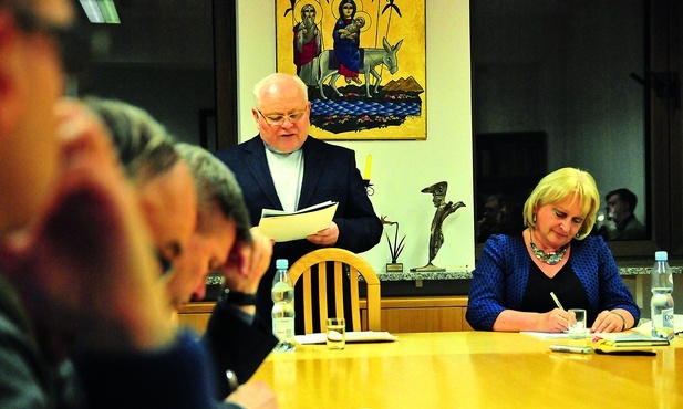 Ks. prof. Stanisław Janeczek podczas wykładu: „Uniwersytet czy uniwersytety?”.