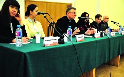 Uczestnicy wydarzenia podkreślali konieczność edukacji społeczeństwa i unikania skrajności w ocenach i postawach