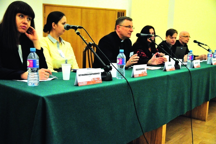 Uczestnicy wydarzenia podkreślali konieczność edukacji społeczeństwa i unikania skrajności w ocenach i postawach