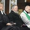 Obecni na ekumenicznych nieszporach przedstawiciele Kościołów (od lewej): ewangelicko--augsburskiego, prawosławnego i katolickiego.