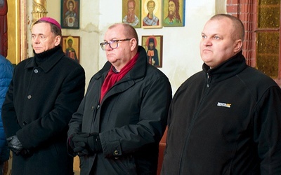 Ks. Jarosław Lipniak (po prawej) wraz z bp. Adamem Bałabuchem i bp. Waldemarem Pytlem w czasie nabożeństwa ekumenicznego w świdnickiej cerkwi.