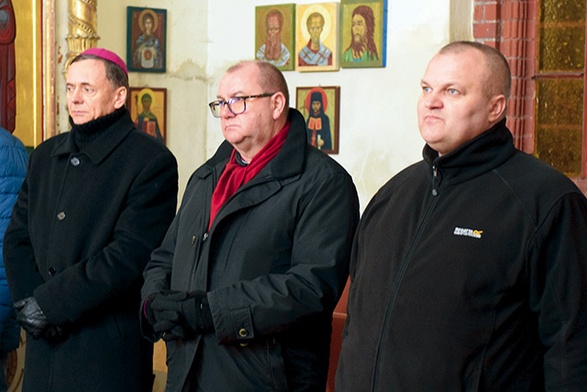 Ks. Jarosław Lipniak (po prawej) wraz z bp. Adamem Bałabuchem i bp. Waldemarem Pytlem w czasie nabożeństwa ekumenicznego w świdnickiej cerkwi.