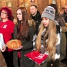 Osoby, które na co dzień pomagają potrzebującym, przyniosły w darach m.in. chleb, czapkę, szal i rękawiczki jako symbol pomocy niesionej osobom bezdomnym.