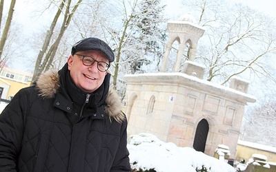 – Zapraszam do wiernej repliki średniowiecznego Bożego Grobu w Jerozolimie, która  znajduje się przy naszym parafialnym kościele – mówi ks. Jarosław Stoś,  który  jest proboszczem parafii pw. Nawiedzenia NMP. Wcześniej był rektorem paradyskiego seminarium.