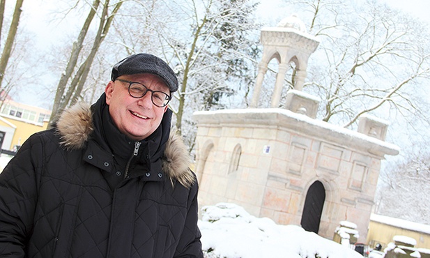 – Zapraszam do wiernej repliki średniowiecznego Bożego Grobu w Jerozolimie, która  znajduje się przy naszym parafialnym kościele – mówi ks. Jarosław Stoś,  który  jest proboszczem parafii pw. Nawiedzenia NMP. Wcześniej był rektorem paradyskiego seminarium.