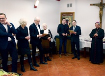 ▲	W czasie spotkania sponsorom i przyjaciołom Zbigniew Skuza (drugi z prawej), wręczył pamiątkowe dyplomy.