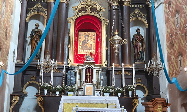 Ołtarz główny z cudownym obrazem Matki Bożej.