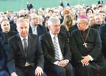 ▲	Od lewej: Marian Niemirski, starosta przysuski, Stanisław Karczewski, marszałek Senatu RP, i bp Henryk Tomasik.