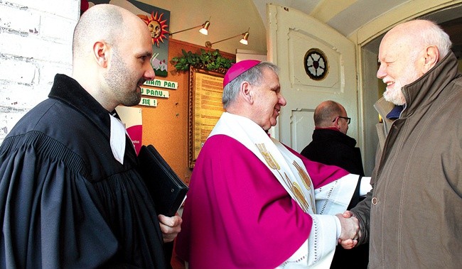 Ks. Andrzej Wójcik i bp Jan Kopiec po nabożeństwie.