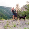 We wszystkich wyjazdach wytrwale towarzyszy małżonkom 15-letni pies Whisper. Tutaj w górach w Kolorado.