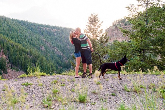 We wszystkich wyjazdach wytrwale towarzyszy małżonkom 15-letni pies Whisper. Tutaj w górach w Kolorado.