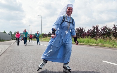 Siostra Sara Gembala służebniczka,  na pielgrzymce rolkowej  z Katowic do Piekar Śl. 