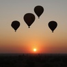 Balony o wschodzie słońca