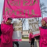 Przeciwnicy  Trumpa protestowali również w pokojowy sposób na ulicach Waszyngtonu.