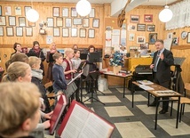 Dyrektor Zbigniew Siekierzyński prowadzi próbę chóru.