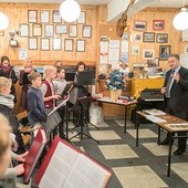 Dyrektor Zbigniew Siekierzyński prowadzi próbę chóru.