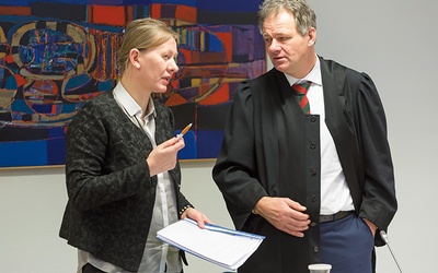 Katarzyna Jachimowicz i jej adwokat, Haakon Bleken, tuż przed rozpoczęciem rozprawy.