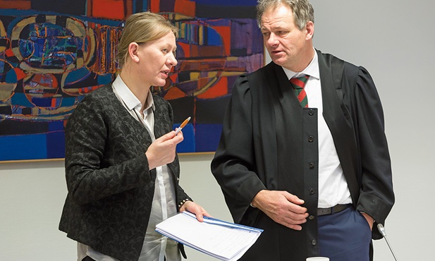 Katarzyna Jachimowicz i jej adwokat, Haakon Bleken, tuż przed rozpoczęciem rozprawy.