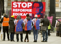 Protest przeciwko reformie edukacji zorganizowany przez ZNP 19 listopada 2016 na pl. Piłsudskiego w Warszawie.