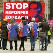 Protest przeciwko reformie edukacji zorganizowany przez ZNP 19 listopada 2016 na pl. Piłsudskiego w Warszawie.