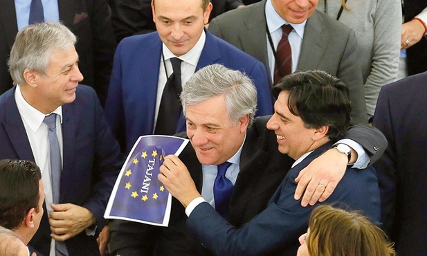 Antonio Tajani (w środku) tuż po ogłoszeniu wyników wyborów.