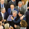 Antonio Tajani (w środku) tuż po ogłoszeniu wyników wyborów.
