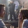 Emma Stone jako Mia i Ryan Gosling w roli Sebastiana udowodnili, że nie tylko są świetnymi aktorami, ale również dobrze tańczą i śpiewają.