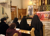 W kościele Świętego Ducha w Łowiczu wierni z siostrami misjonarkami Świętej Rodziny modlą się o jedność Kościoła