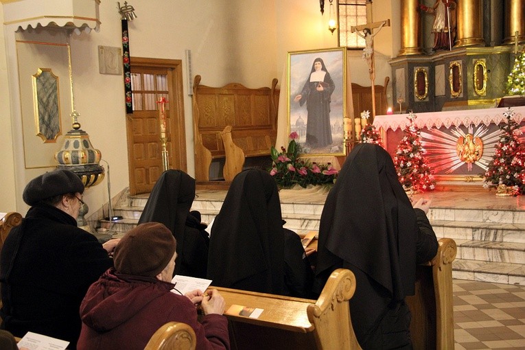W kościele Świętego Ducha w Łowiczu wierni z siostrami misjonarkami Świętej Rodziny modlą się o jedność Kościoła