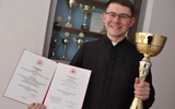Dk Mateusz Kawa prezentuje puchar i dyplomy za zdobycie I miejsca w turnieju "Młoda krew ratuje życie".