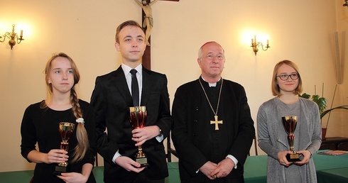 Bp Andrzej F. Dziuba i laureaci diecezjalnego etapu OTK - Kacper Słodki, Barbara Błaszczak (po prawej) i Jolanta Cholewińska